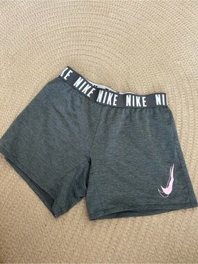 Youth Nike shorts - M